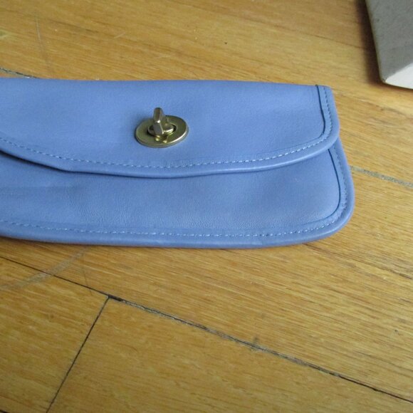 VTG COACH LEATHER TURNLOCK KISSLOCK WALLET COSMETIC MAKEUP POUCH PERWINKLE BLUE - Picture 5 of 9